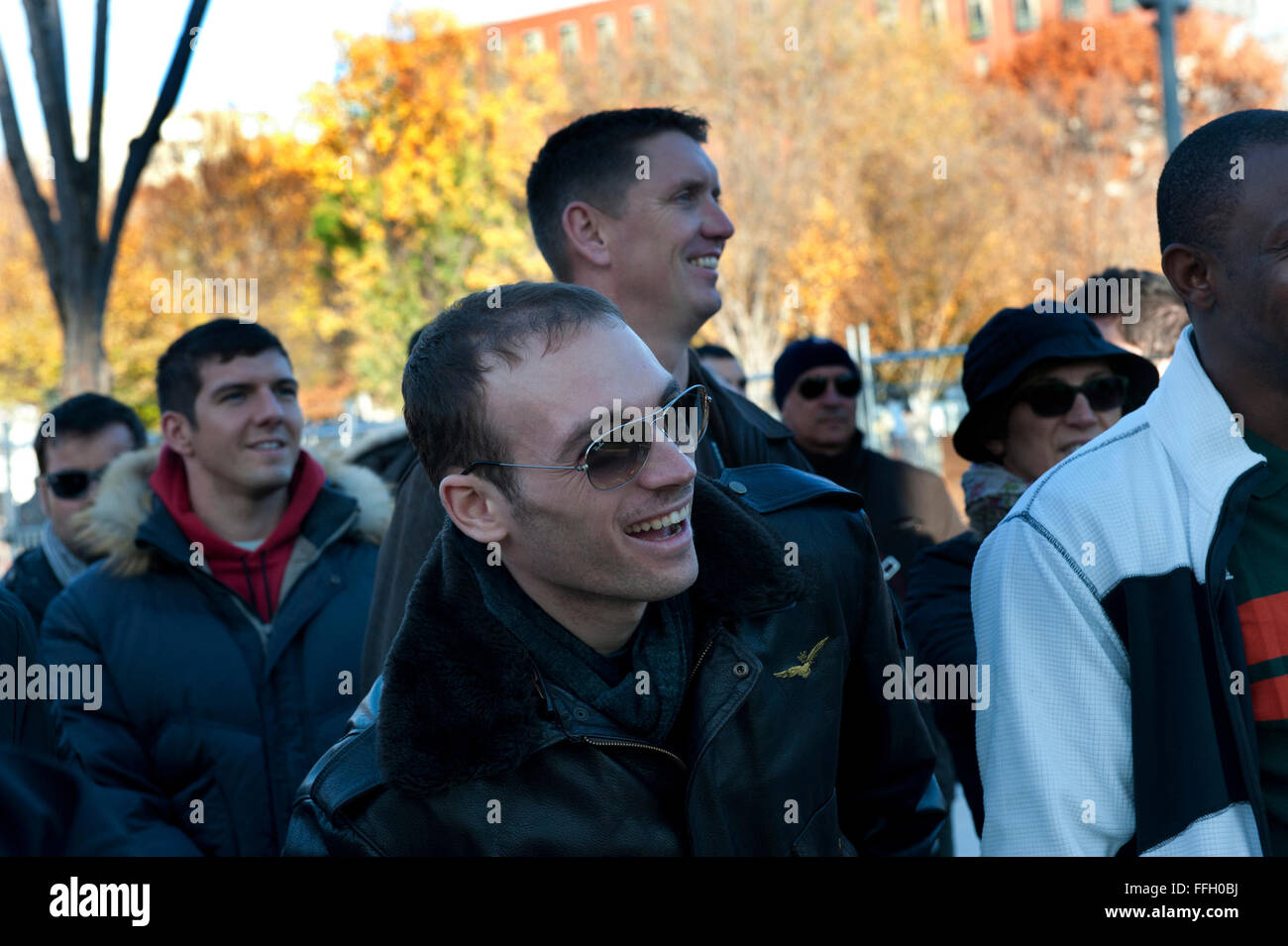 Visite multinazionale la Casa Bianca durante il loro tour di Washington D.C. Indietro centro è U.S. Air Force Master Sgt. Richard Smith, con la 362 Training Squadron, Sheppard Air Force Base in Texas. Foto Stock