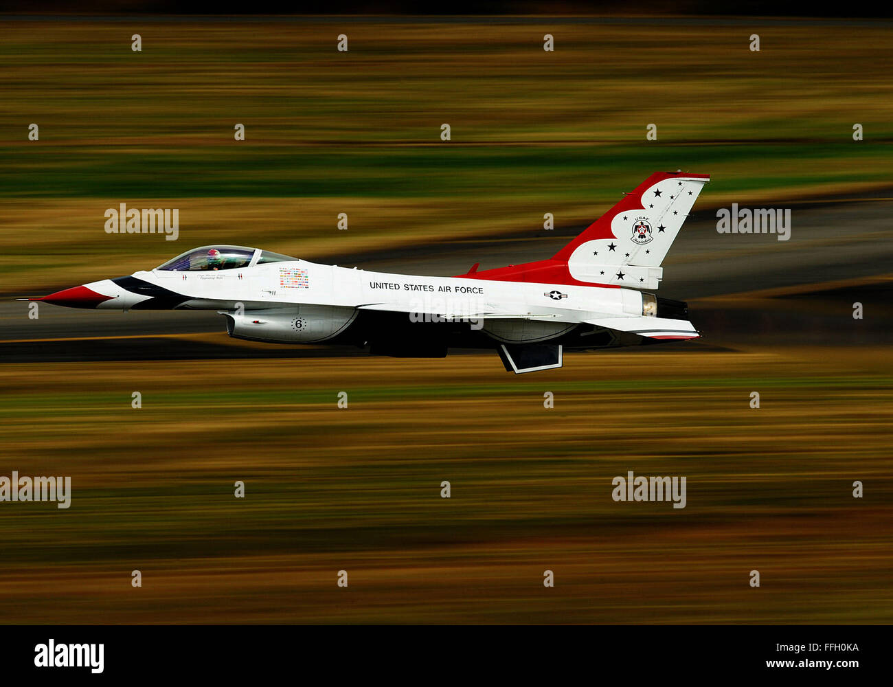 Il cap. Blaine Jones decolla in Thunderbird 6 durante la base comune corda Lewis-Mcaria Expo 22 luglio 2012. Jones è un avversario pilota solo con gli Stati Uniti Air Force aria squadrone dimostrativo, battenti. Foto Stock