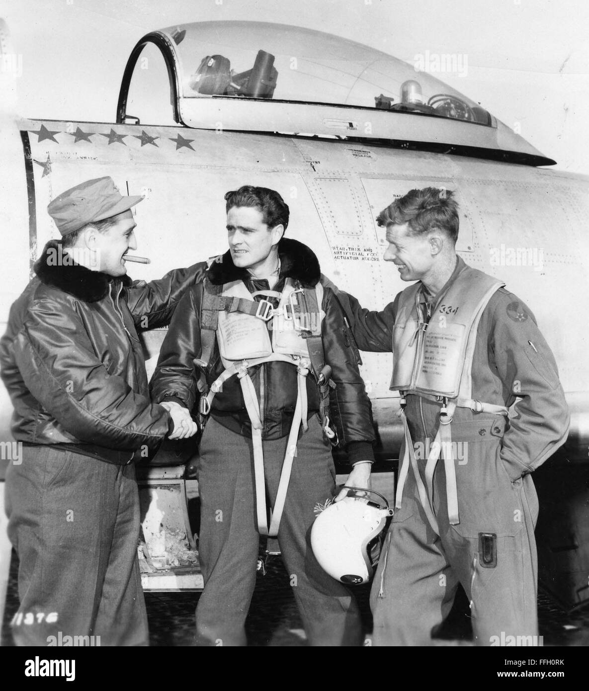 Inglese: Francesco S. Gabreski (sinistra) si congratula con un altro la II Guerra Mondiale e la guerra di Corea ace, il Mag. William T. Whisner (centro). Sulla destra è Lt. Col. George Jones, un MiG ace con 6.5 uccide. (U.S. Air Force photo) Data1950 Foto Stock