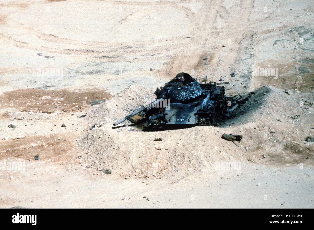 Un iracheno T-55 serbatoio giace in rovina in seguito a un bombardamento alleato attentato durante l'operazione tempesta del deserto. Foto Stock