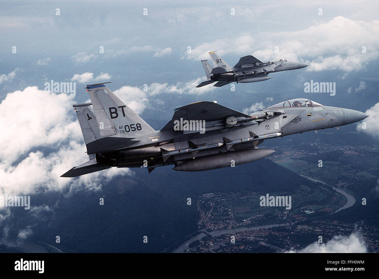 Gli F-15C Eagle, equipaggiati con missili AIM-7 Sparrow e AIM-9 Sidewinder, sono dispiegati in Arabia Saudita come parte dell'operazione Desert Shield, sotto il 36th Tactical Fighter Wing. Foto Stock