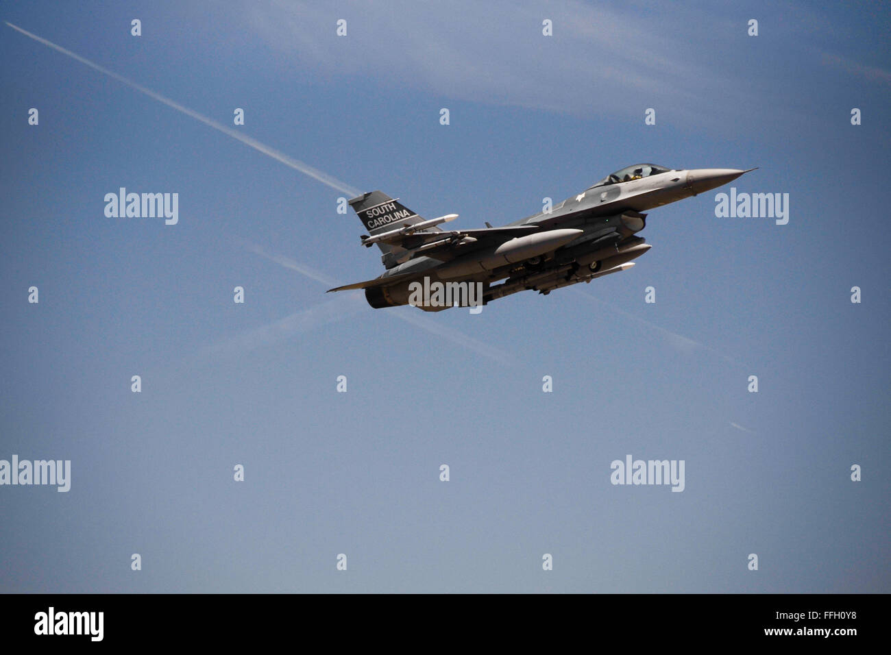 Una forza aerea pilota di caccia con il 157th Fighter Squadron, Carolina del Sud Air National Guard a McEntire comune di Guardia Nazionale Base, lancia un F-16 Blocco 52 jet da combattimento per una missione durante una fase II Esercizio Readiness Aprile 13, 2013. Membri del 169Fighter Wing si stanno preparando per una fase I e II Ispezione Readiness, che valuta una unità la capacità di distribuire, quindi azionare e missioni di lancio in una lotta chimica ambiente. Foto Stock
