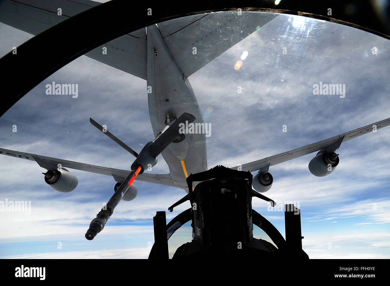 Una forza aerea KC-135 Stratotanker antenna aerei di rifornimento dal 909th Air Refuelling Squadron refuels un 44th Fighter Squadron F-15 Eagle durante una missione di addestramento su Okinawa, in Giappone. Xviii ala conduce regolarmente voli di addestramento per assicurare i piloti rimangono efficienti e mission-pronto per la difesa comune del Giappone e la regione Asia Pacifico. Foto Stock