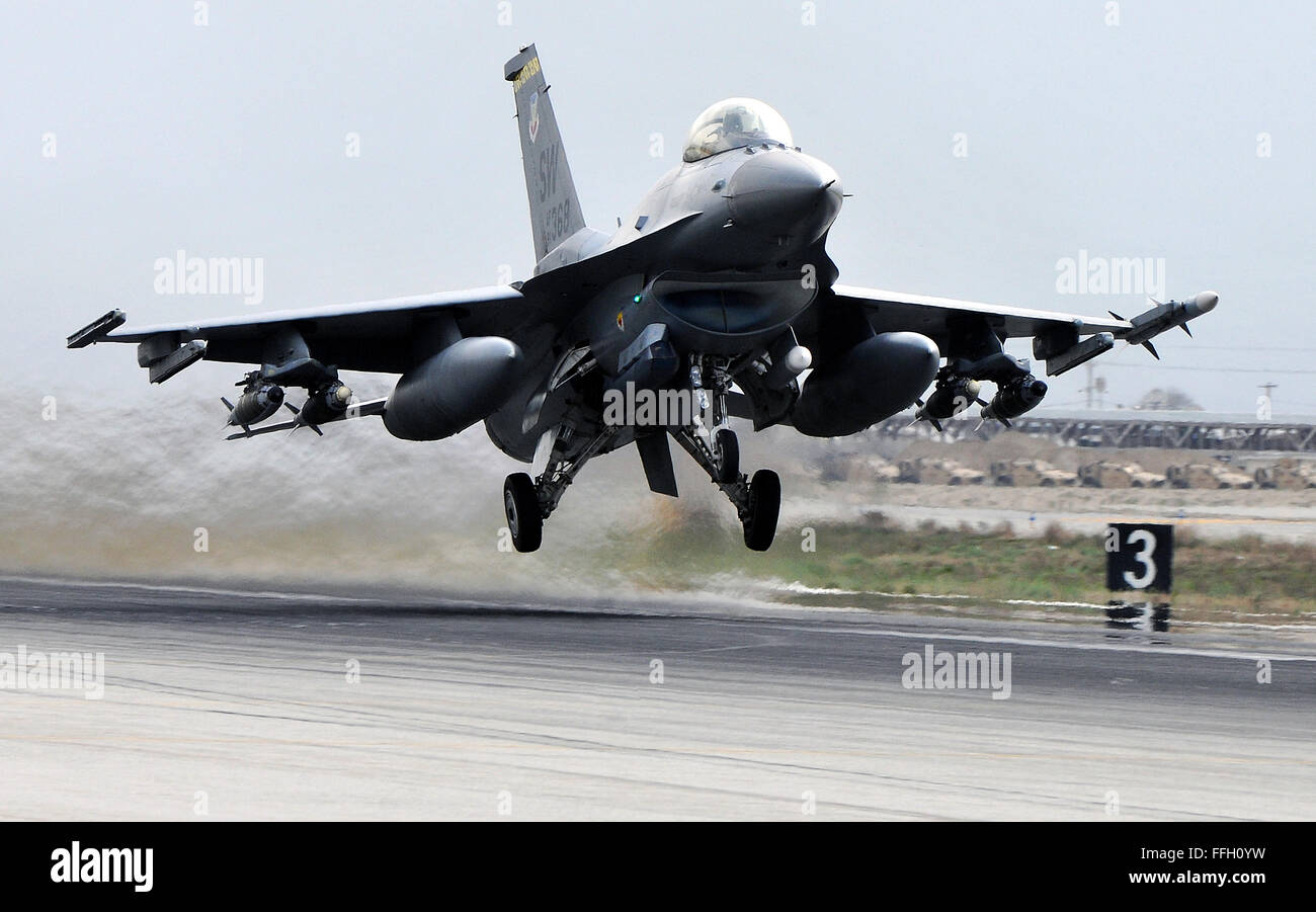 Un F-16 Fighting Falcon distribuito da Shaw Air Force Base, S.C., decolla da Bagram Airfield, Afghanistan. F-16's la missione in Afghanistan è di fornire tactical aria-aria e aria-terra di supporto per l'Operazione Enduring Freedom. Foto Stock
