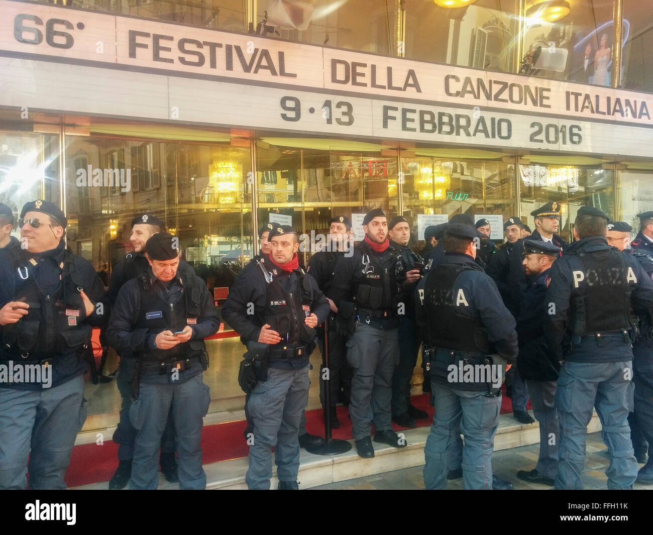 Sanremo, Italia. Xiii Febbraio, 2016. La polizia di fronte al Teatro Ariston per la sicurezza della 66 edizione del Festival di Sanremo Credito: Stefano Guidi/Alamy Live News Foto Stock