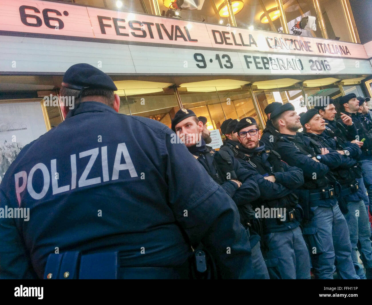 Sanremo, Italia. Xiii Febbraio, 2016. La polizia di fronte al Teatro Ariston per la sicurezza della 66 edizione del Festival di Sanremo Credito: Stefano Guidi/Alamy Live News Foto Stock