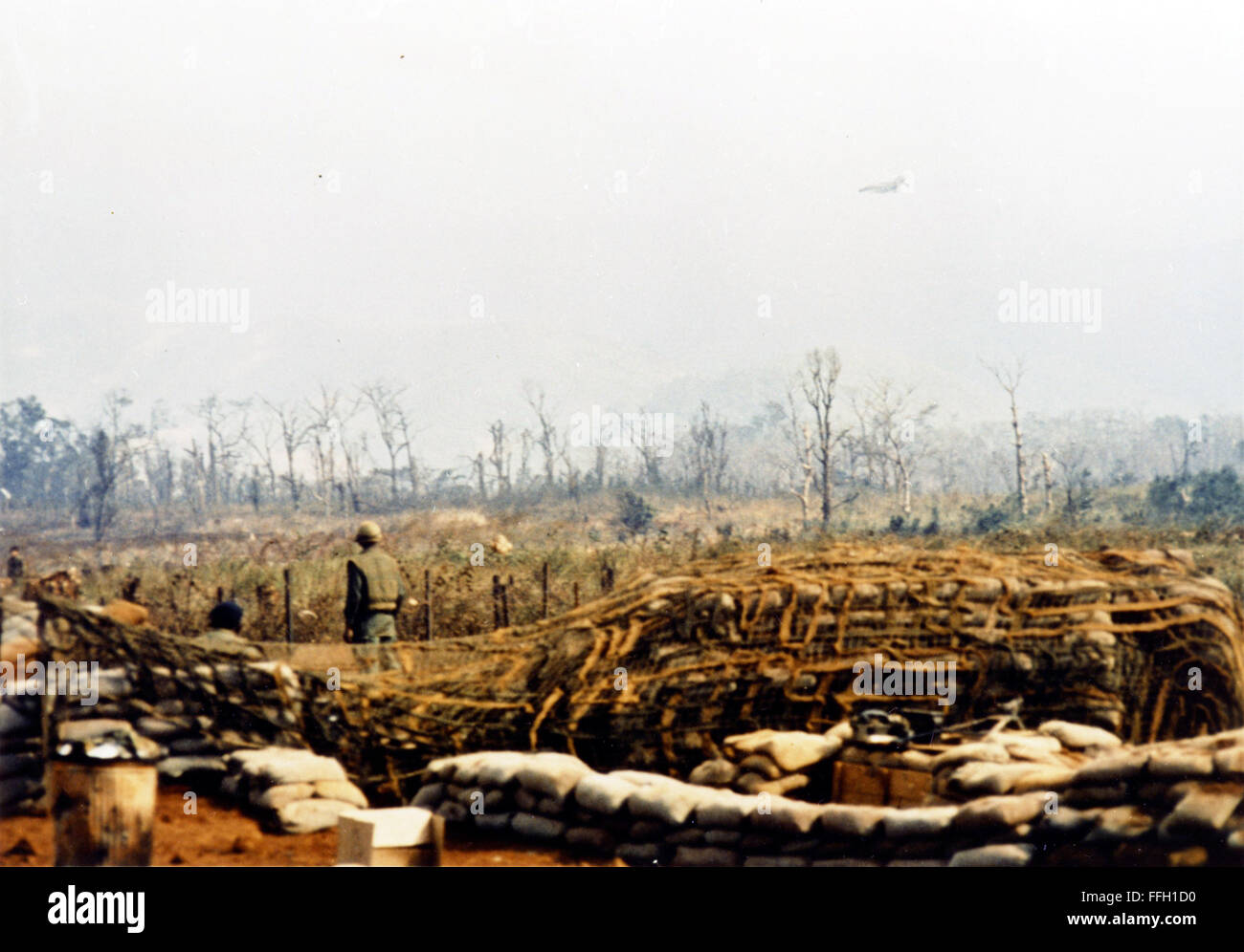 Marines a Khe Sanh, Vietnam, guardare un F-4 Phantom II Esecuzione di un vicino il supporto aereo colpire oltre la zona nel mese di marzo, 1968. Foto Stock