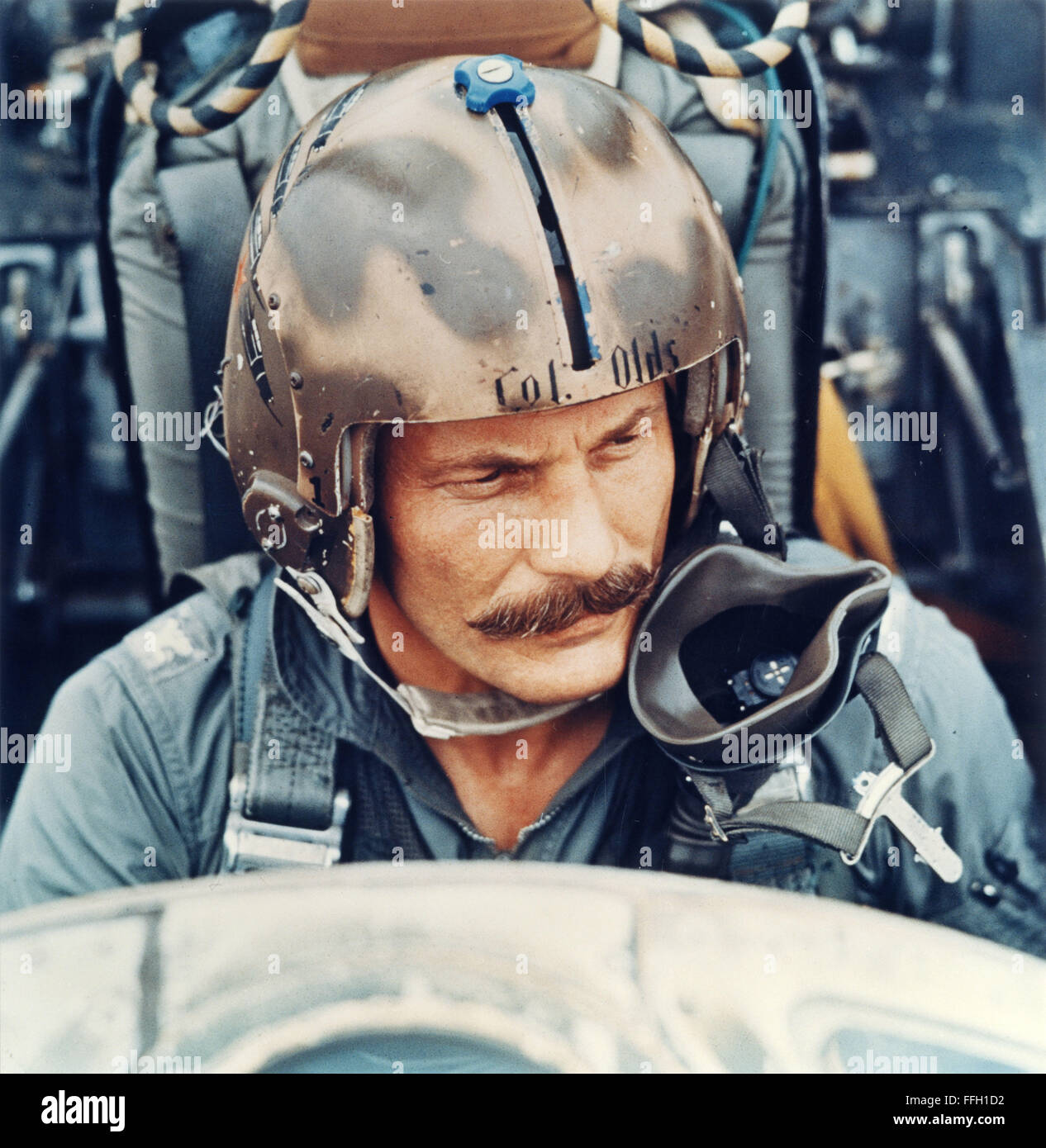 Then-Col. Robin Olds si siede in un F-4 Phantom II nel sud-est asiatico. Olds è stato valutato un triplo di ace, di aver girato verso il basso 17 aerei nemici durante la Seconda Guerra Mondiale e la guerra del Vietnam. Il Phantom II inizialmente eseguite tre Tactical air ruoli: superiorità aerea, interdizione e vicino a supporto dell'aria. Foto Stock