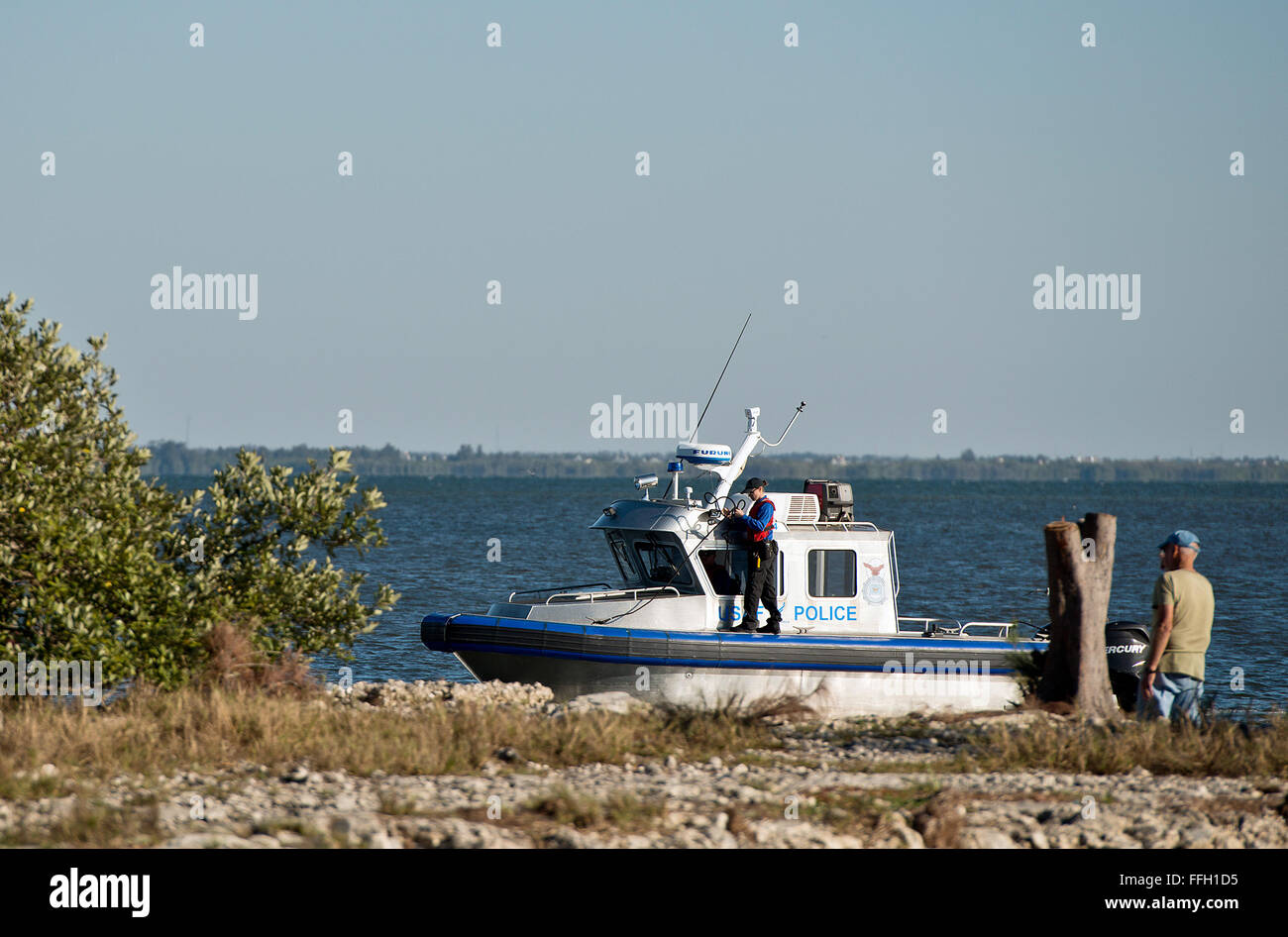 Il personale Sgt. Alyssa Rade prepara una linea usata per fissare l'unità di alta potenza di imbarcazione di pattuglia al dock. La rada è un membro della 6a forze di sicurezza marina SquadronÕs Patrol volo. Foto Stock