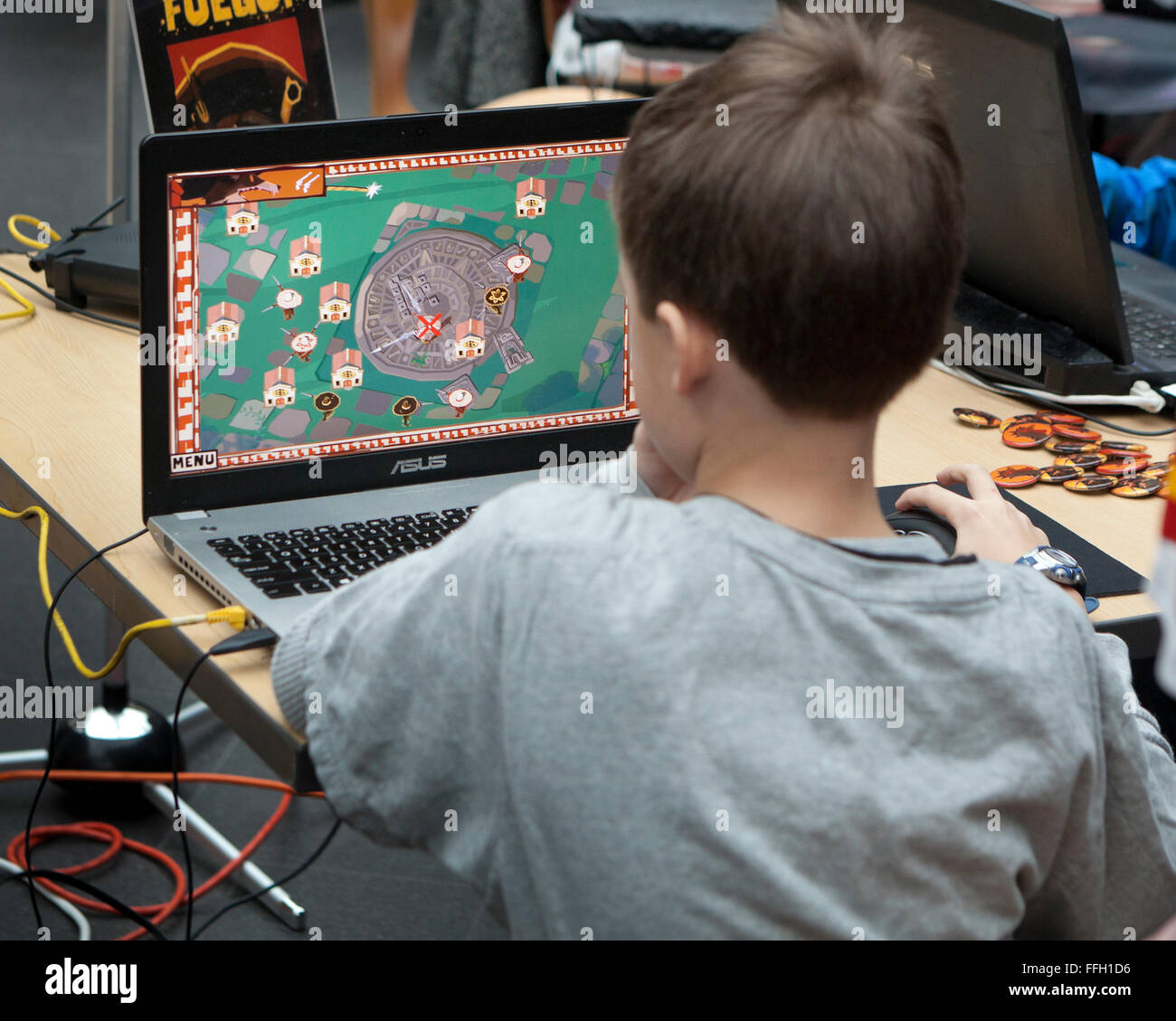 Bambino che gioca computer video gioco sul portatile Asus - USA Foto Stock