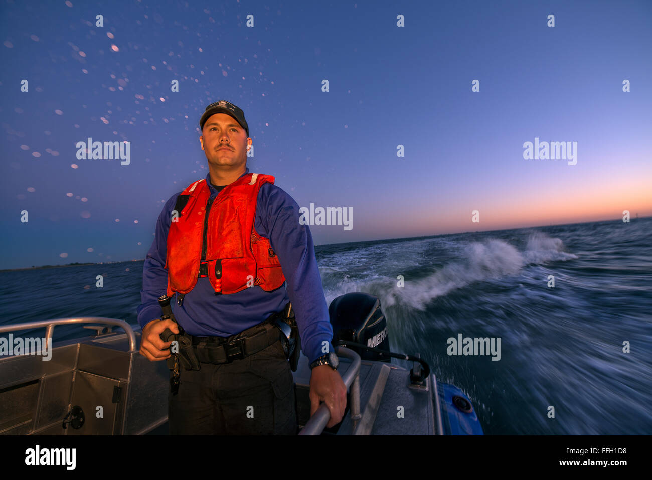 Il Senior Airman Shane Ynclan, assegnato al 6th Security Forces Squadron presso la MacDill Air Force base, partecipa alle operazioni di Marine Patrol Flight, pattugliando le acque intorno alla base dal 2011. Foto Stock