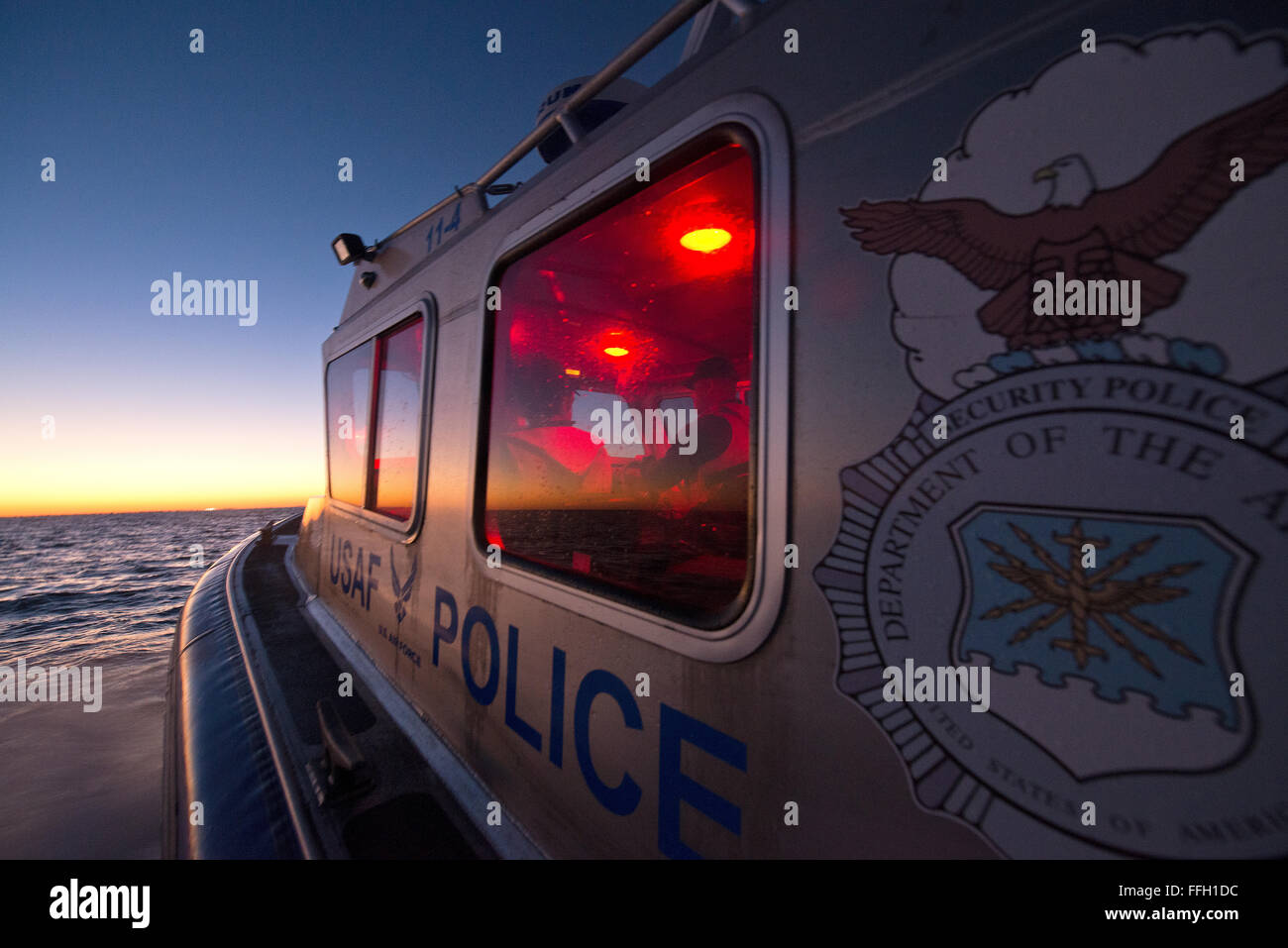 Per le forze di sicurezza membri, lavorando in marine patrol volo richiede un diverso processo di screening. In aggiunta a un record review, ma devono anche avere un minimo di 85 idoneità fisica punteggio di test e superare una prova di nuoto in 200 metri di freestyle e 25 metri di subacquea, così come saranno in grado di battistrada acqua nella loro Airman Battle uniforme per cinque minuti. Foto Stock