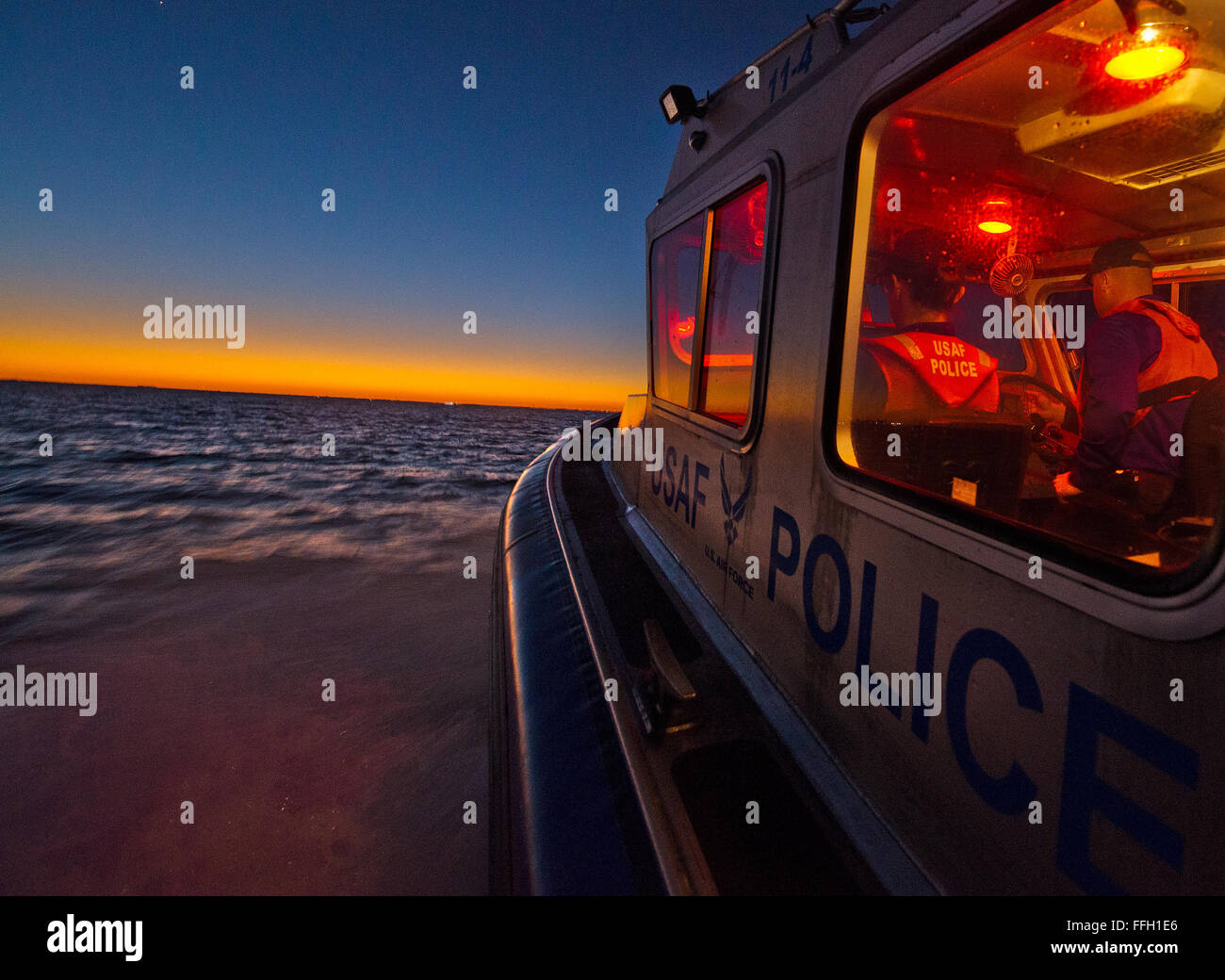 Per le forze di sicurezza membri, lavorando in marine patrol volo richiede un diverso processo di screening. In aggiunta a un record review, ma devono anche avere un minimo di 85 idoneità fisica punteggio di test e superare una prova di nuoto in 200 metri di freestyle e 25 metri di subacquea, così come saranno in grado di battistrada acqua nella loro Airman Battle uniforme per cinque minuti. Foto Stock