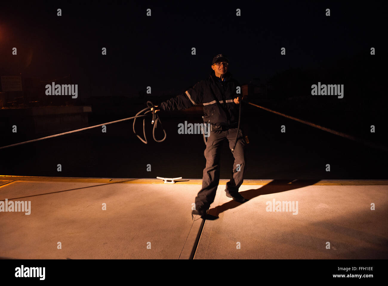 Il personale Sgt. Alyssa Rade, 6 forze di sicurezza SquadronÕs Marine volo Patrol, guide dell'unità imbarcazione di pattuglia al dock dopo aver finito il suo turno. Quando le forze di sicurezza aviatori sono selezionati per diventare una Pattuglia Marittima degli stati, essi ricevono una formazione attraverso l'Associazione nazionale dello Stato di diritto in barca gli amministratori. Foto Stock