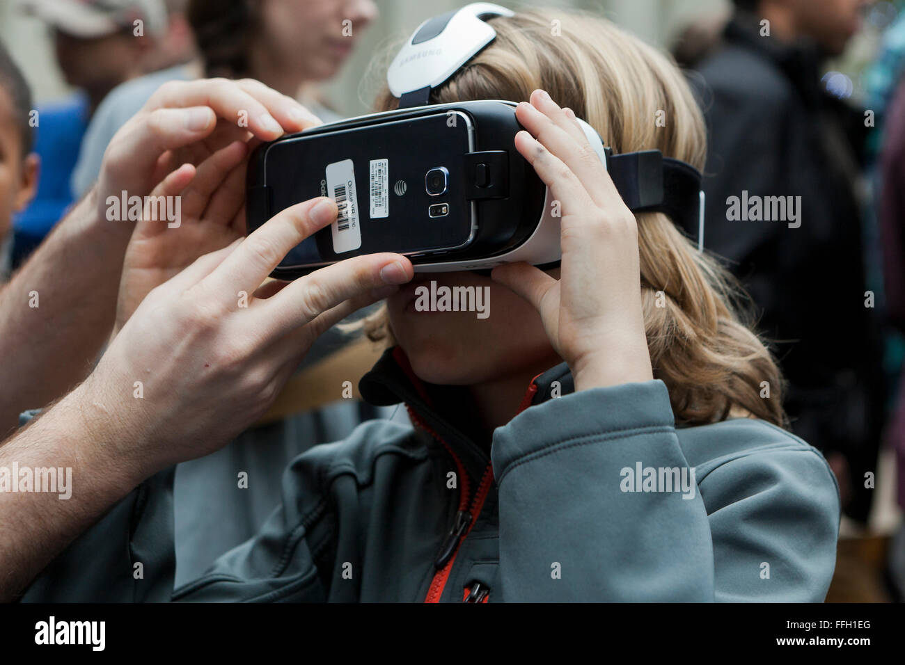 Giovane ragazza che indossa una realtà virtuale cuffie - USA Foto Stock