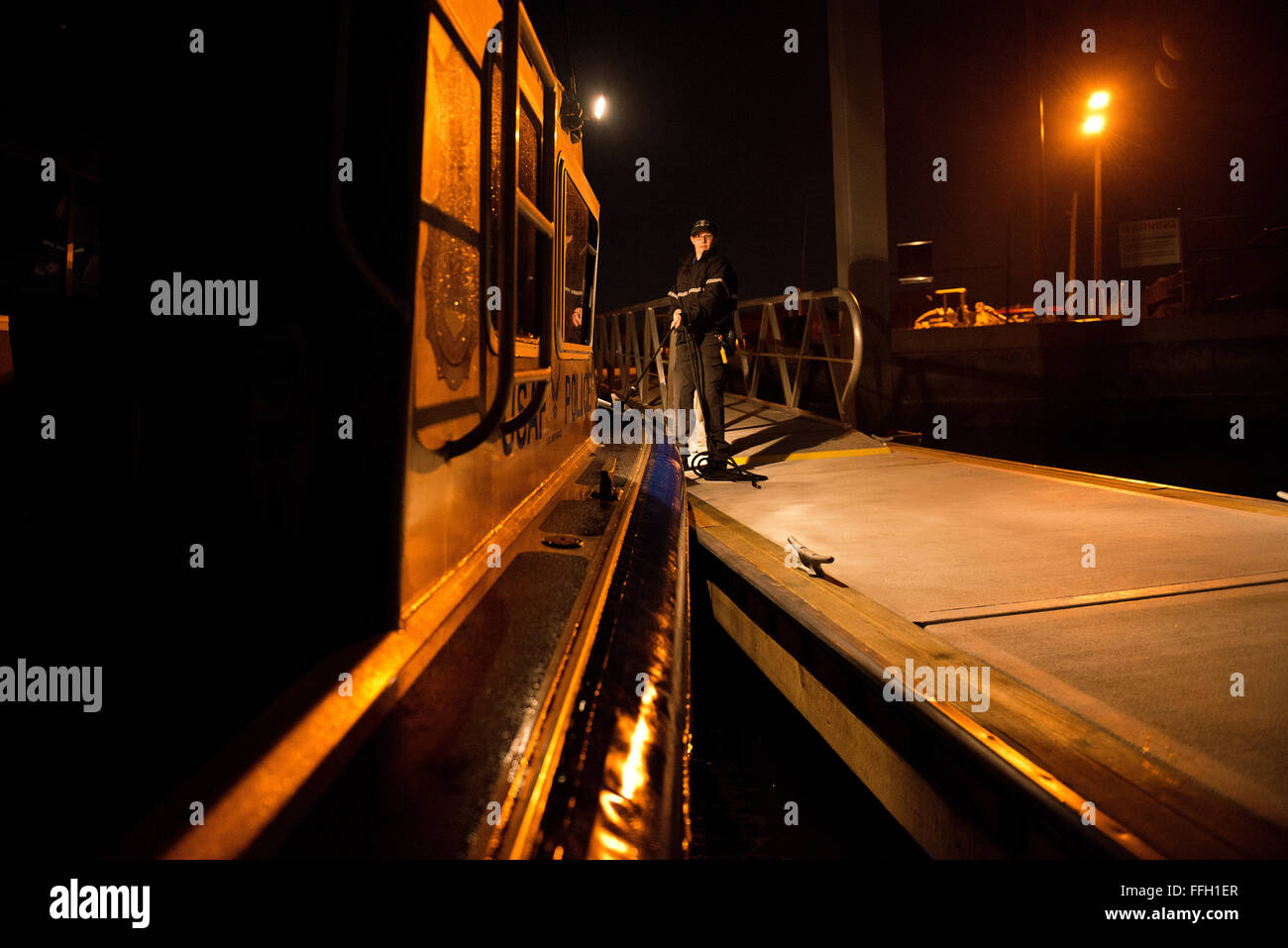 Alyssa Rade del 6th Security Forces Squadron Marine Patrol Flight assicura la pattuglia al molo dopo aver completato il suo turno. Ciò rappresenta una parte dei suoi doveri nel garantire la sicurezza delle zone costiere e marittime. Foto Stock