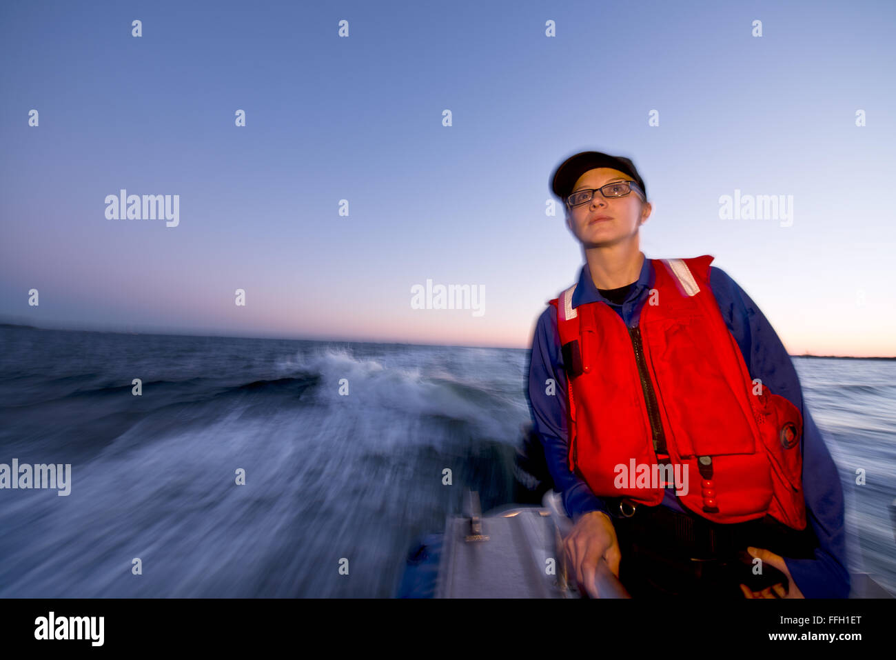 Alyssa Rade del 6th Security Forces Squadron pattuglia le acque vicino alla MacDill Air Force base. La pattuglia marina garantisce la sicurezza della base da potenziali minacce. Foto Stock