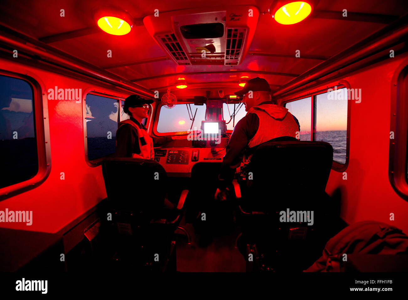 Pattuglia Marina membri Staff Sgt. Alyssa rade (sinistra) e Senior Airman Shane Ynclan sono proprio come basate a terra le forze di sicurezza aviatori, tranne il fatto che il pattugliamento delle acque baseÕs invece di edifici e strade. Foto Stock