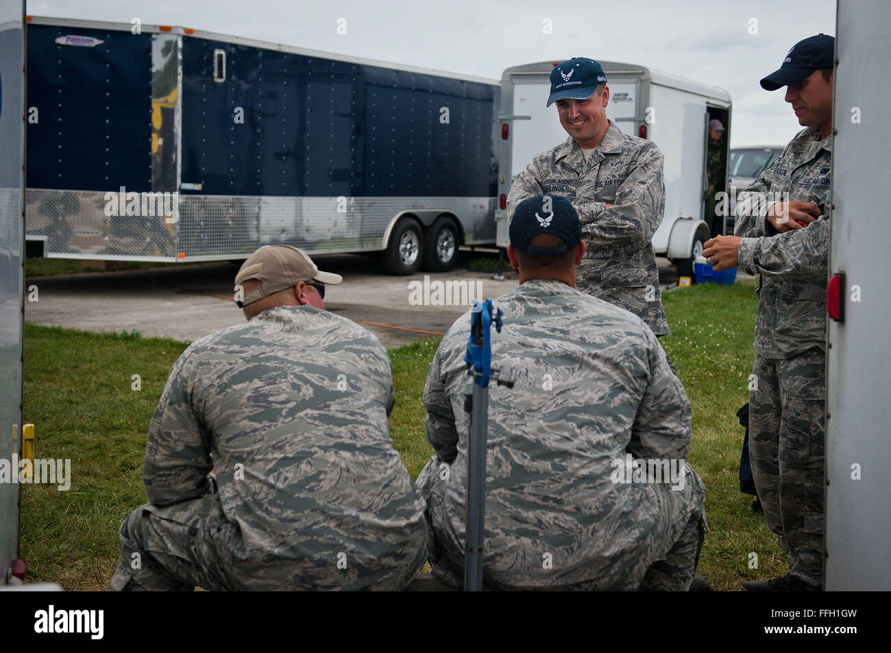 Membri della Air Force Team di tiro parla di loro punteggi e come bene hanno fatto durante la giornata di corrispondere a Camp Perry, Ohio. Foto Stock
