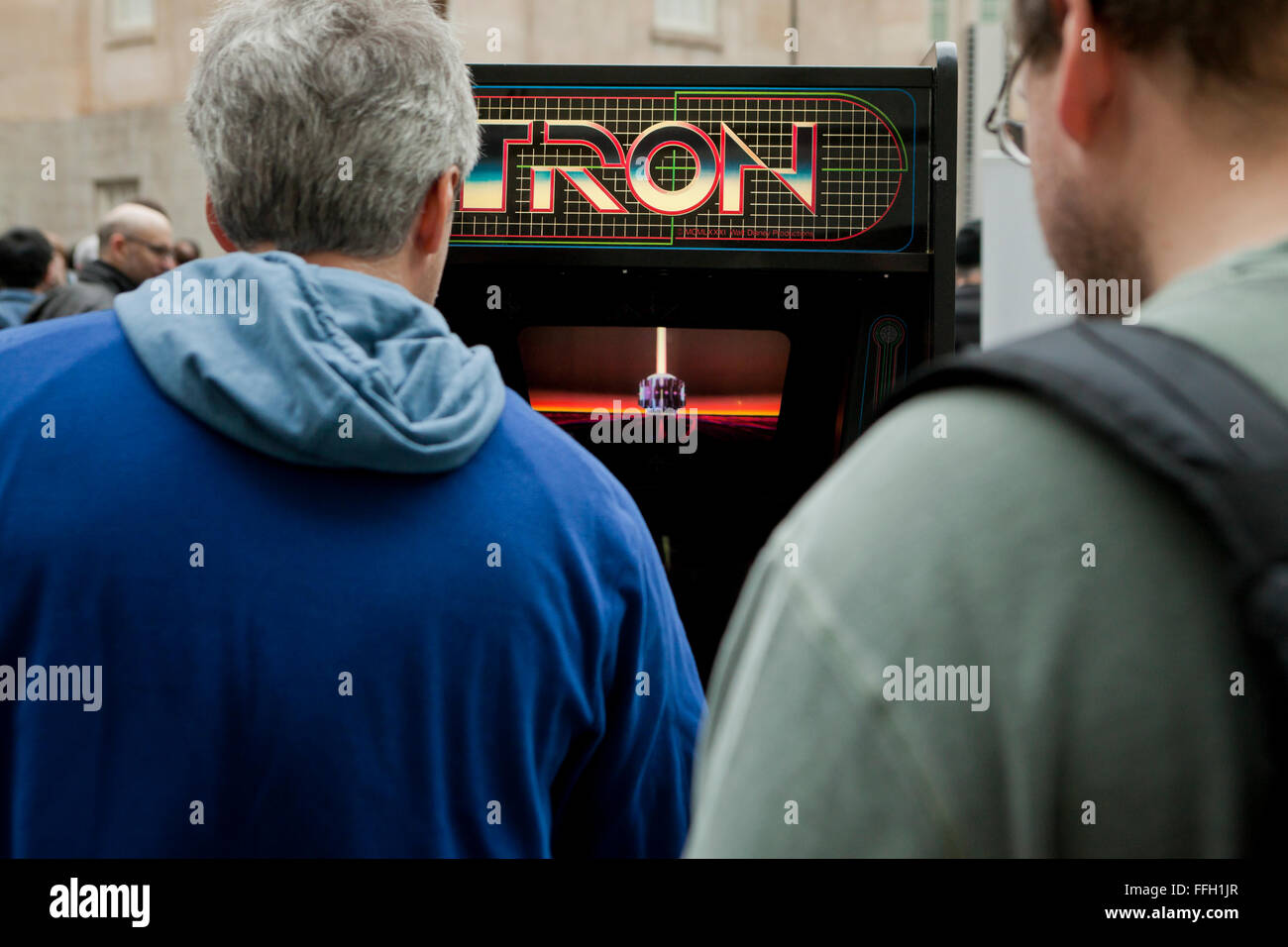 Le persone che giocano Tron video arcade game - USA Foto Stock
