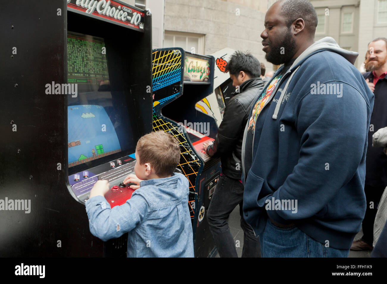 Piccolo bambino di riproduzione video arcade game - USA Foto Stock