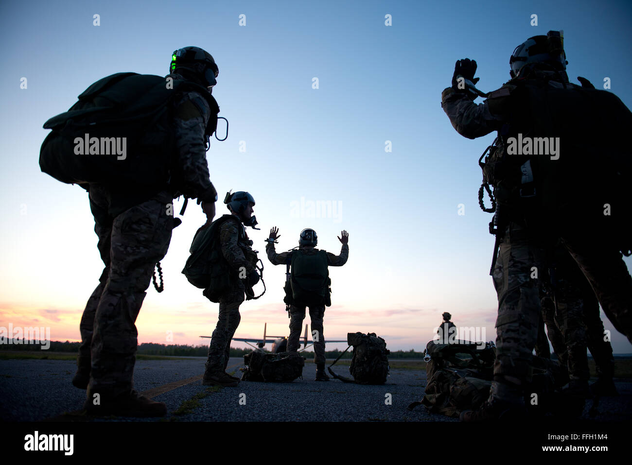 Un gruppo di tattiche speciali aviatori di Stati Uniti Air Force Tattiche speciali Training Squadron al campo Hurlburt Fla., provate la loro caduta libera le procedure prima di alta altitudine. basso salto di apertura. Foto Stock