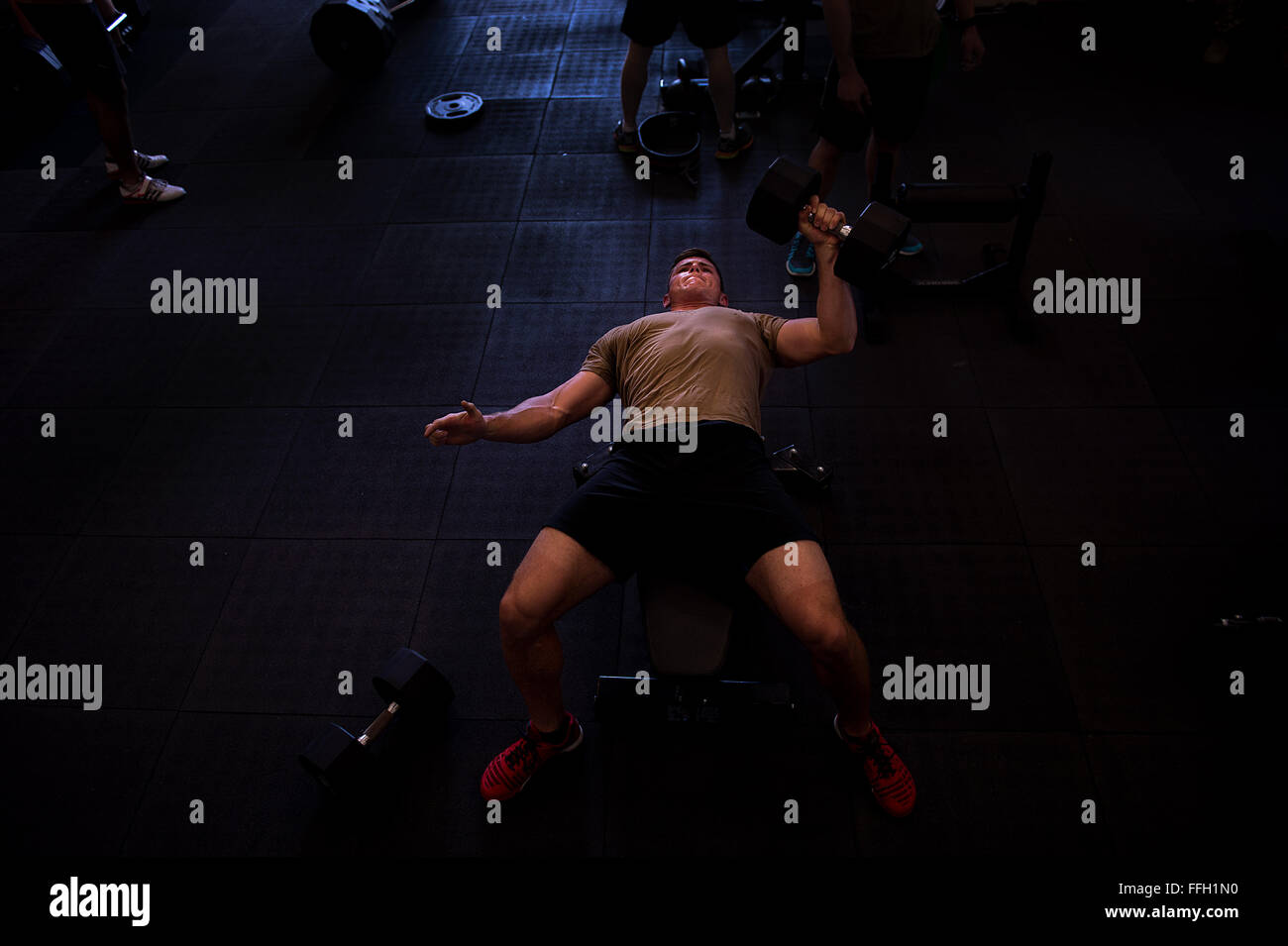 Un tattiche speciali Airman, assegnato per gli Stati Uniti Air Force Tattiche speciali Training Squadron, Campo Hurlburt Fla., sollevare i pesi durante una mattina allenamento fisico sessione. Tattiche speciali aviatori hanno una resistenza e condizionata allenatore che sviluppa gli allenamenti personalizzati per la missione unica esigenze fisiche. Foto Stock