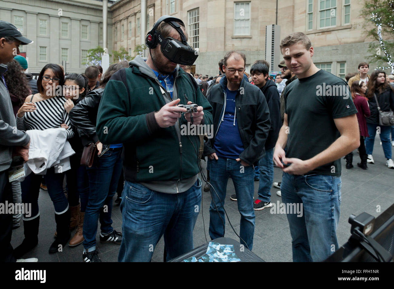 L'uomo la riproduzione di un gioco di realtà virtuale che indossa una cuffia - USA Foto Stock
