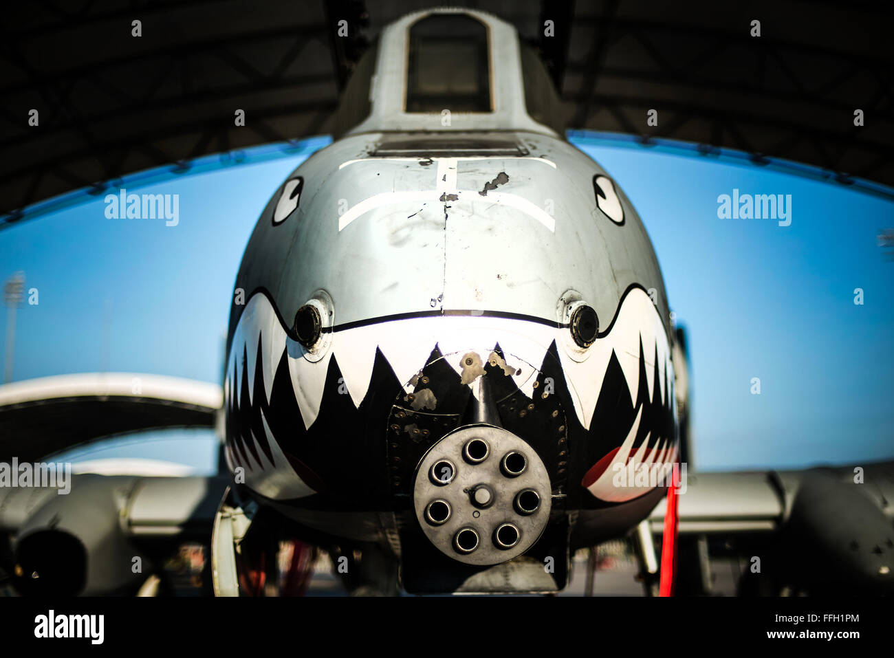 Un-10C Thunderbolt II si siede sotto un sole ombra a Moody Air Force Base, Ga. A-10Õs arma primaria è un singolo 30mm GAU-8/A SETTE-canna Gatling Gun. È anche in grado di trasportare fino a 16.000 libbre di artiglieria misti come cluster bomb unità, giunto di attacco diretto di munizioni e di AIM Sidewinder missili. Foto Stock