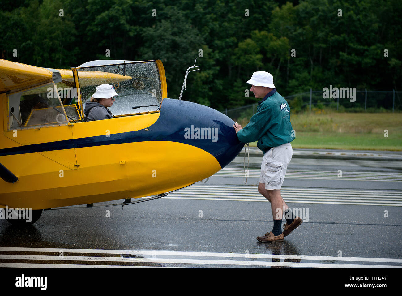 Istruttore pilota, Paolo Finestone, offre alcuni last-minute istruzioni e parole di incoraggiamento per il suo allievo, Liz Bell, prima che il suo volo solo durante la Regione Nordest Glider Academy di Springfield, Vt. Foto Stock