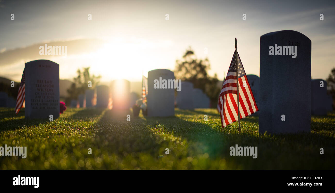 All'alba del Memorial Day, l'Idaho State Veterans Cemetery di Boise ospita una cerimonia in onore dei membri caduti. Dignitari locali si riunirono per rendere omaggio, celebrando l'occasione solenne con tributi ai veterani militari. Foto Stock