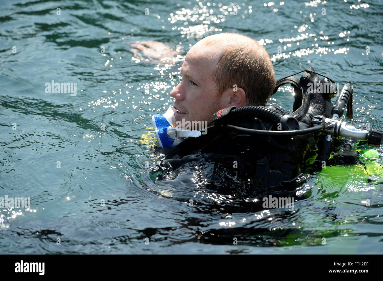 Keith Morlan partecipa a scuba diving di classe a San Marcos, Texas. Il Centro per la Intrepid fornisce riabilitazione per Operazione Iraqi Freedom e l Operazione Enduring Freedom vittime che hanno subito l'amputazione, bruciature o funzionale la perdita degli arti e fornisce educazione a DoD e Dipartimento di veterani del professionisti affari sul bordo di taglio modalità di riabilitazione e di promuovere la ricerca nel campo dell'ortopedia, protesi, fisica e riabilitazione professionale. Foto Stock