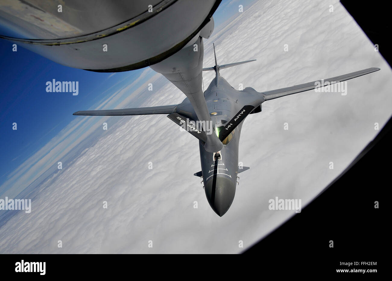 Un KC-135 Stratotanker della Fairchild Air Force base rifornisce un B-1B Lancer durante un allenamento nel South Dakota. Il KC-135 ha fornito capacità di rifornimento aereo per oltre 50 anni, supportando missioni dell'Air Force estese. Foto Stock