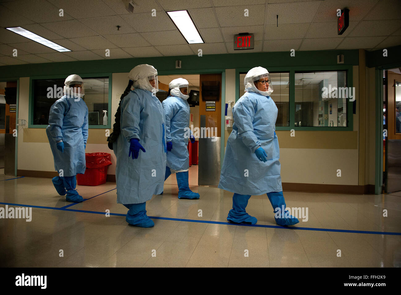 I membri di un medico militare la risposta del team di preparare per avviare uno scenario di addestramento durante la settimana di eventi di formazione presso il San Antonio militare Centro Medico del Texas, progettato per prepararli a, se richiesto, assistere civili professionisti medici negli Stati Uniti. Metà del personale medico vengono dall'esercito e il resto sono dalla Air Force e la marina (15 esercito; 6 Air Force; 9 marina). La maggior parte delle persone che provengono da impianti del San Antonio area. Gli istruttori provengono da USAMRIID, Frederick, Md. Foto Stock