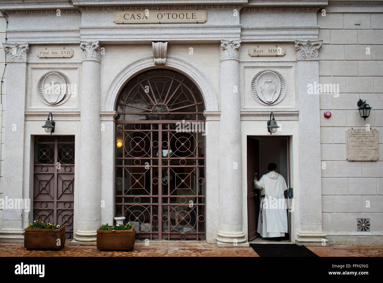 Padre James Sullivan entra nel dormitorio per l'anno sabbatico i partecipanti sul Pontificio Nord American college campus nella Città del Vaticano. Sullivan è il direttore di educazione teologica permanente presso il Pontificio Collegio Americano del Nord a Roma. Foto Stock