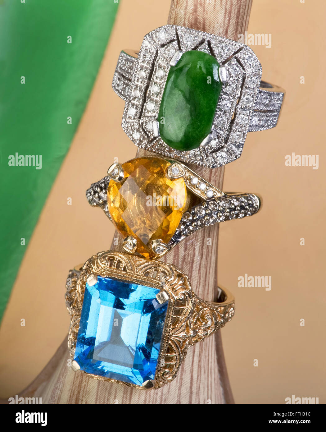 Topazio Azzurro e giallo citrino e verde imperiale gli anelli di giada. Foto Stock