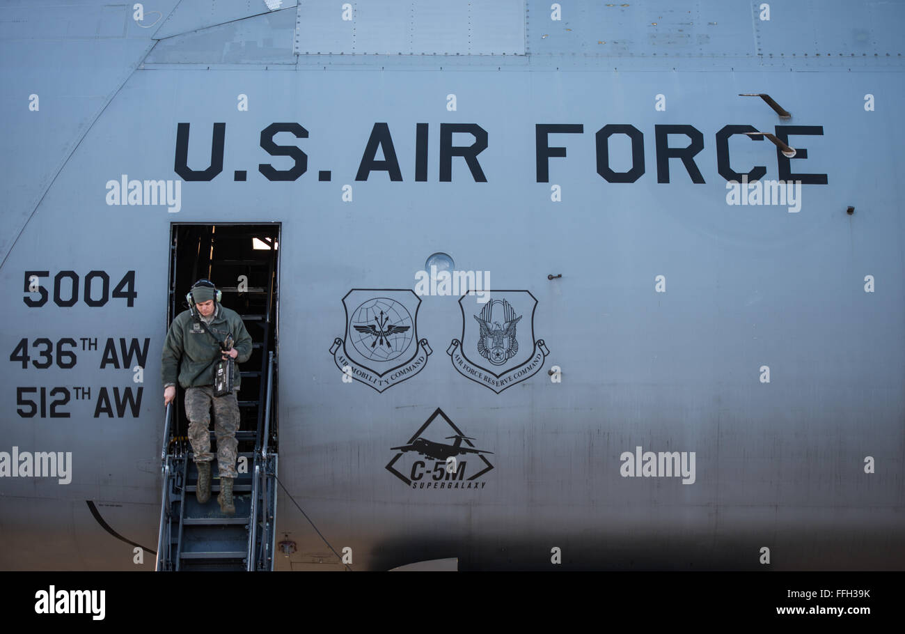 Senior Airman Steven Fisher passi verso il basso da un C-5 Galaxy per continuare una lista di controllo delle operazioni per garantire l'aeromobile è pronta per il decollo. Fisher è un capo equipaggio con il 436th Manutenzione aeromobili squadrone alla Dover Air Force Base, Delaware. Foto Stock