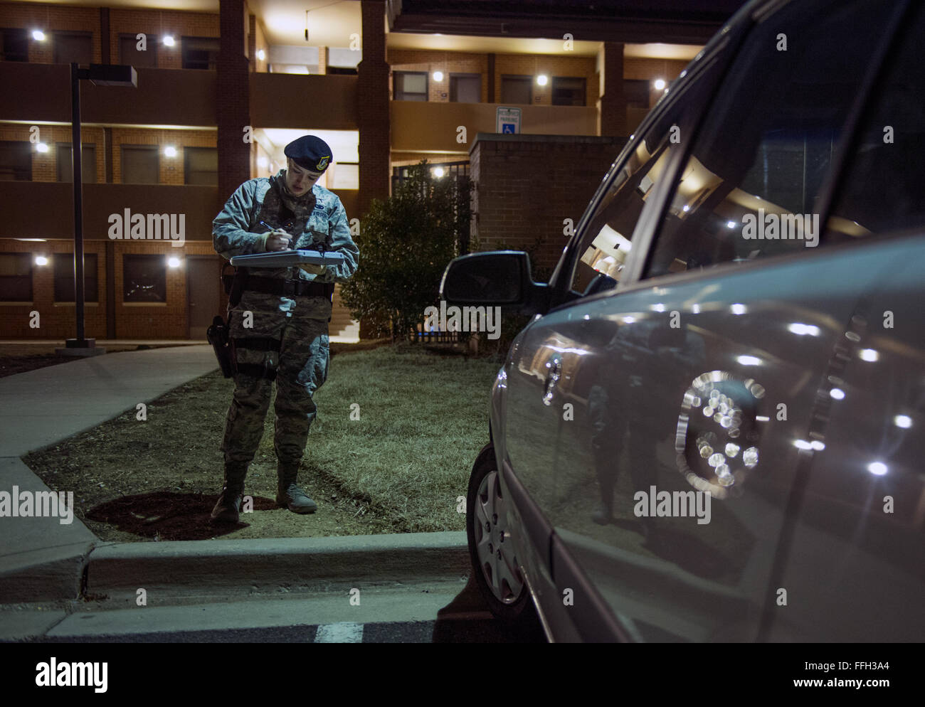 Airman 1. Classe Kaitlyn Evans si prepara un veicolo i biglietti per il parcheggio durante la sua notte-shift dazio a base comune Andrews, Maryland. Evans mantiene proficiency bilanciando nel contempo la sua carriera e la proprietà di un cavallo con il supporto da parte di amici e familiari. Ella è un undicesimo delle forze di sicurezza patrolman squadrone della Andrews Air Force Base in Maryland. Foto Stock