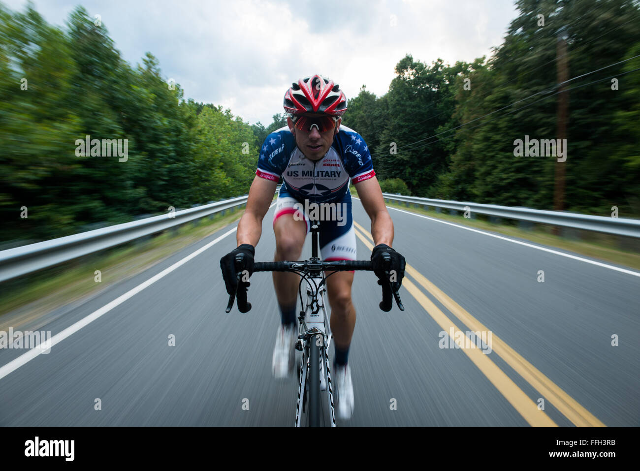 Dopo la pedalata per la parte superiore del 4.200 piedi di picco della manopola rossastro, Senior Airman David Flaten crociere per il fondo della montagna nel George Washington National Forest. Flaten spostato a Harrisonburg, Virginia, una zona conosciuta per i suoi impegnativi, rocciosa, terreno montuoso e i ciclisti professionisti che treno vi, pochi mesi dopo che è stato selezionato per la Air Force atleta di classe mondiale Programma. Foto Stock