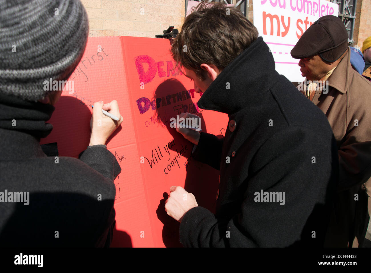 Brooklyn, Stati Uniti d'America. Xiii Febbraio, 2016. New York City Council membro Stephen T. Levin e Borough Presidente Eric Adams segno Valentines Day card per gli aggiornamenti di sicurezza al centro di Barclays intersezioni. Credito: M. Stan Reaves/Alamy Live News Foto Stock