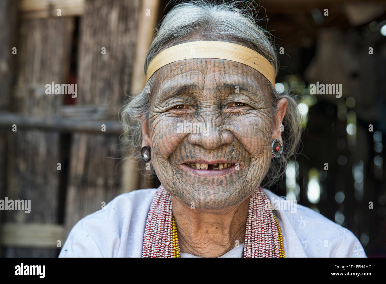 A 90 anni'mento della donna con la faccia di tatuaggi in Kanpetlet, Myanmar. Il mento tribali donne avevano le loro facce tatuato quando essi Foto Stock