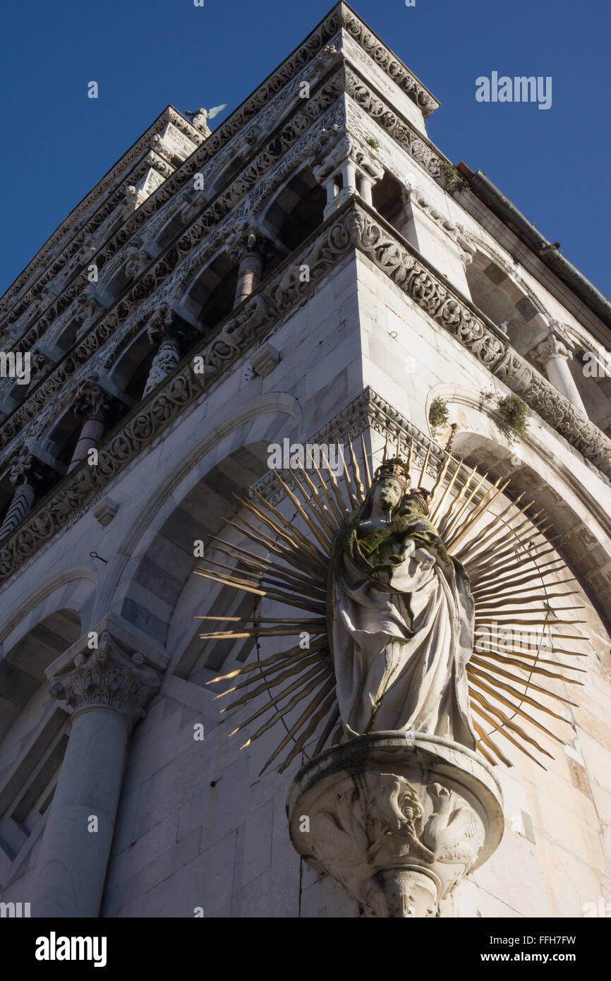 La Madonna e il bambino su un angolo di San Michele in Foro,Lucca,Toscana Foto Stock