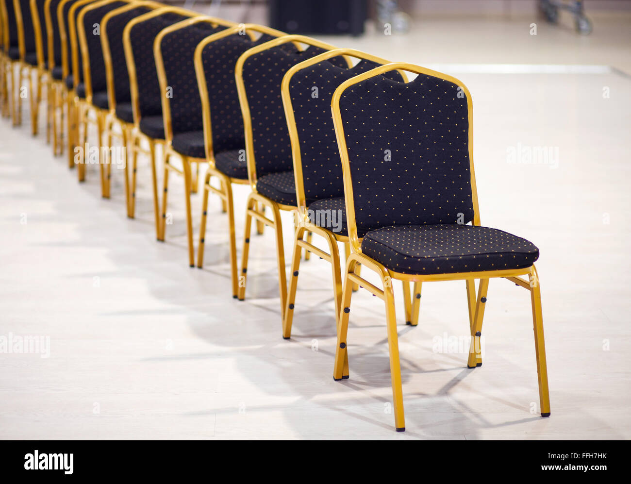 Fila di sedie in una sala riunioni Foto Stock