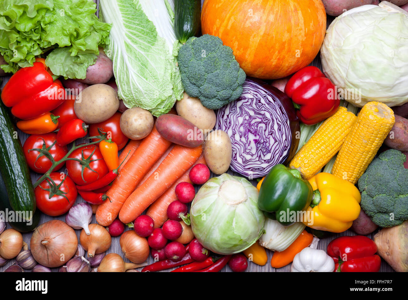 In prossimità di vari ortaggi freschi. Foto Stock