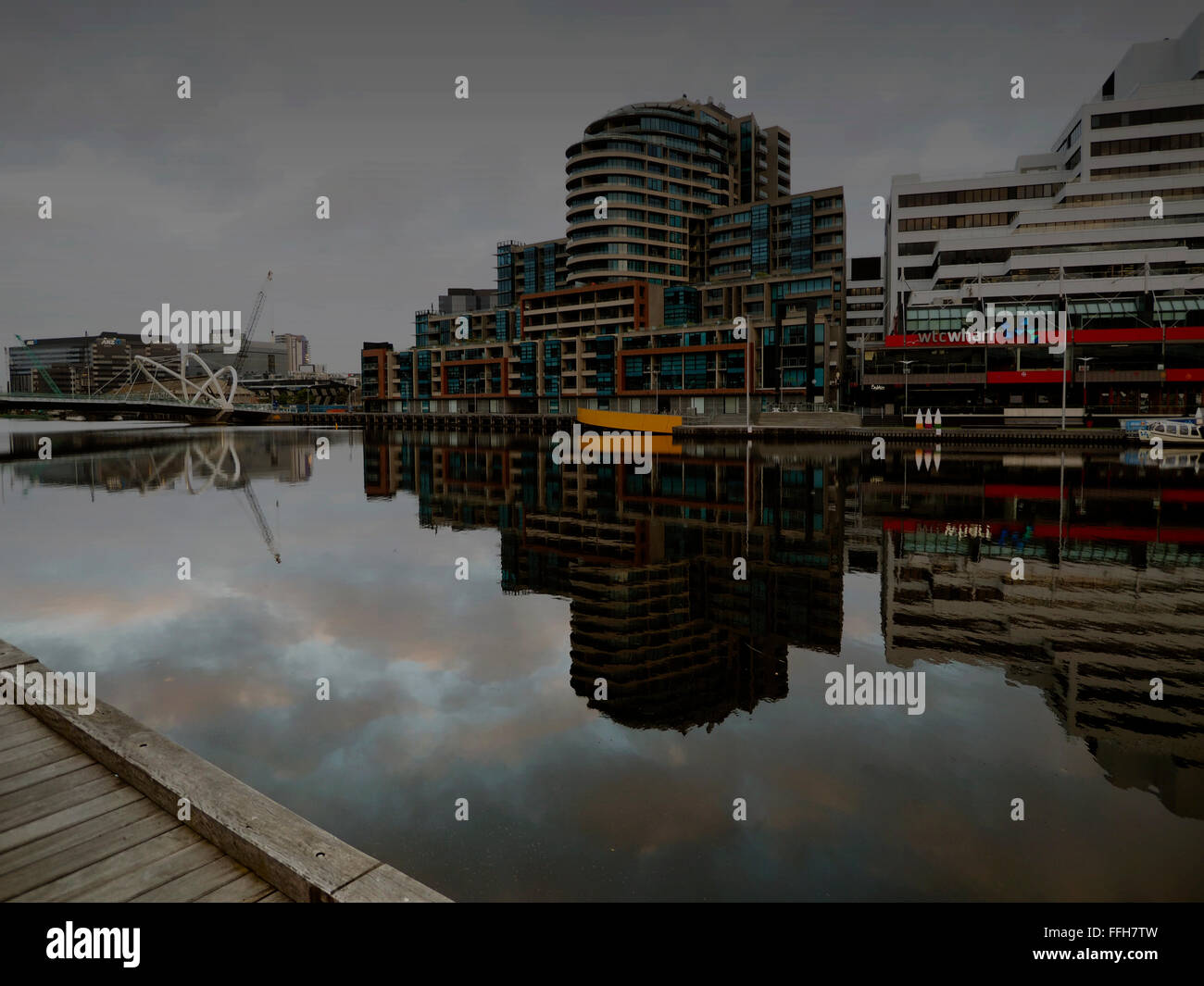 Riflessione speculare sul Fiume Yarra Sud Wharf Melbourne CBD Cityscape Victoria Foto Stock