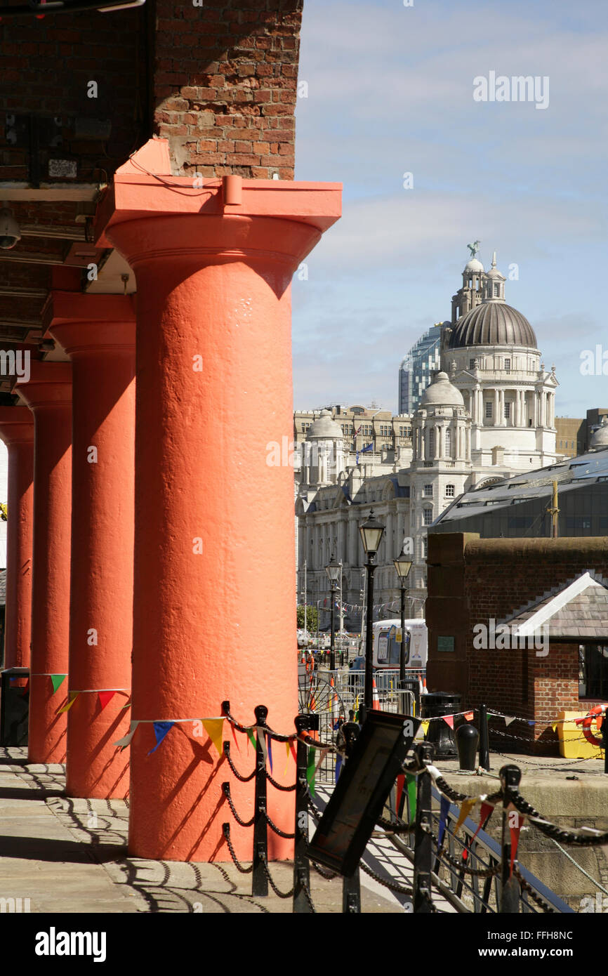 Vista dalla Tate Liverpool art gallery, Albert Dock, Liverpool verso il Liver Building. Foto Stock