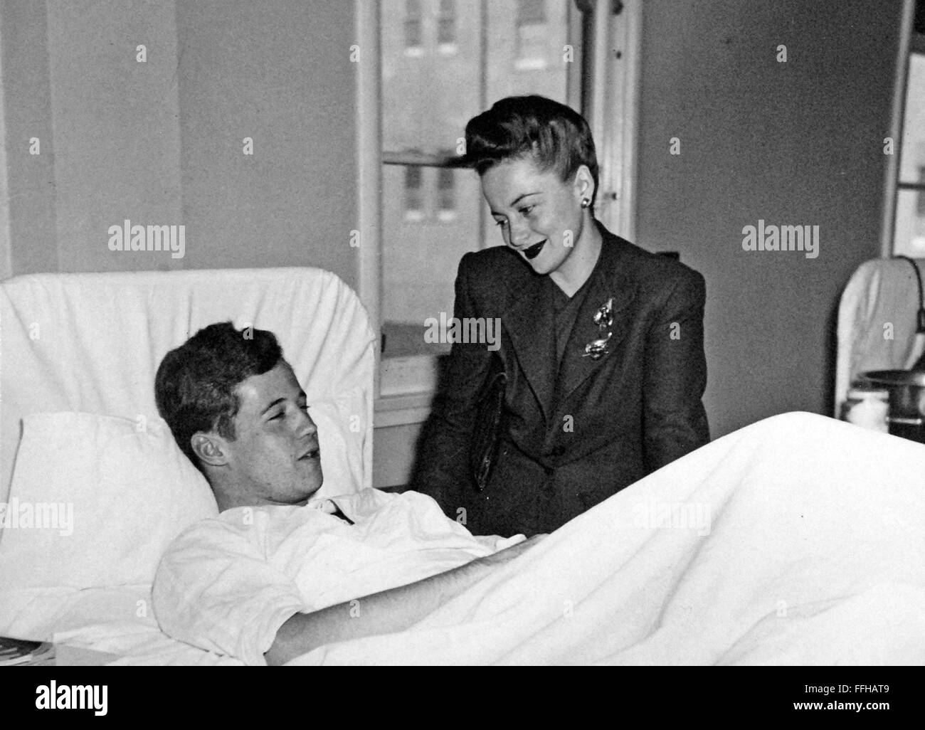 OLIVIA de Havilland anglo-americano attrice cinematografica visitando la US Naval Air Station hospital di Kodiak, Alaska, 20 marzo 1944 Foto Stock