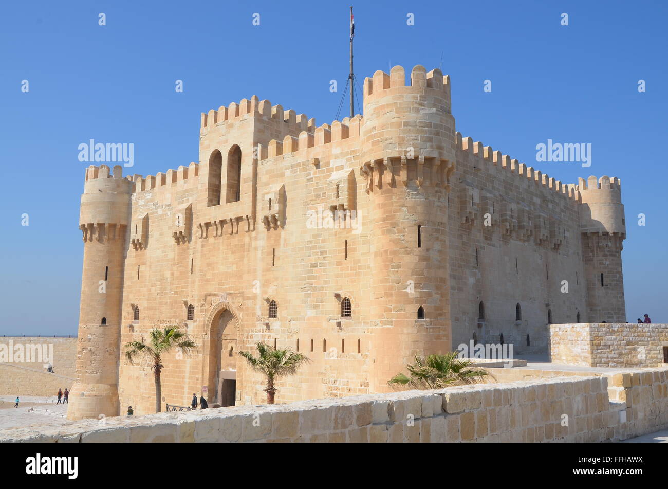 La Cittadella di Qaitbay è una quattrocentesca fortezza difensiva situato sulla costa del mare Mediterraneo, ad Alessandria Foto Stock