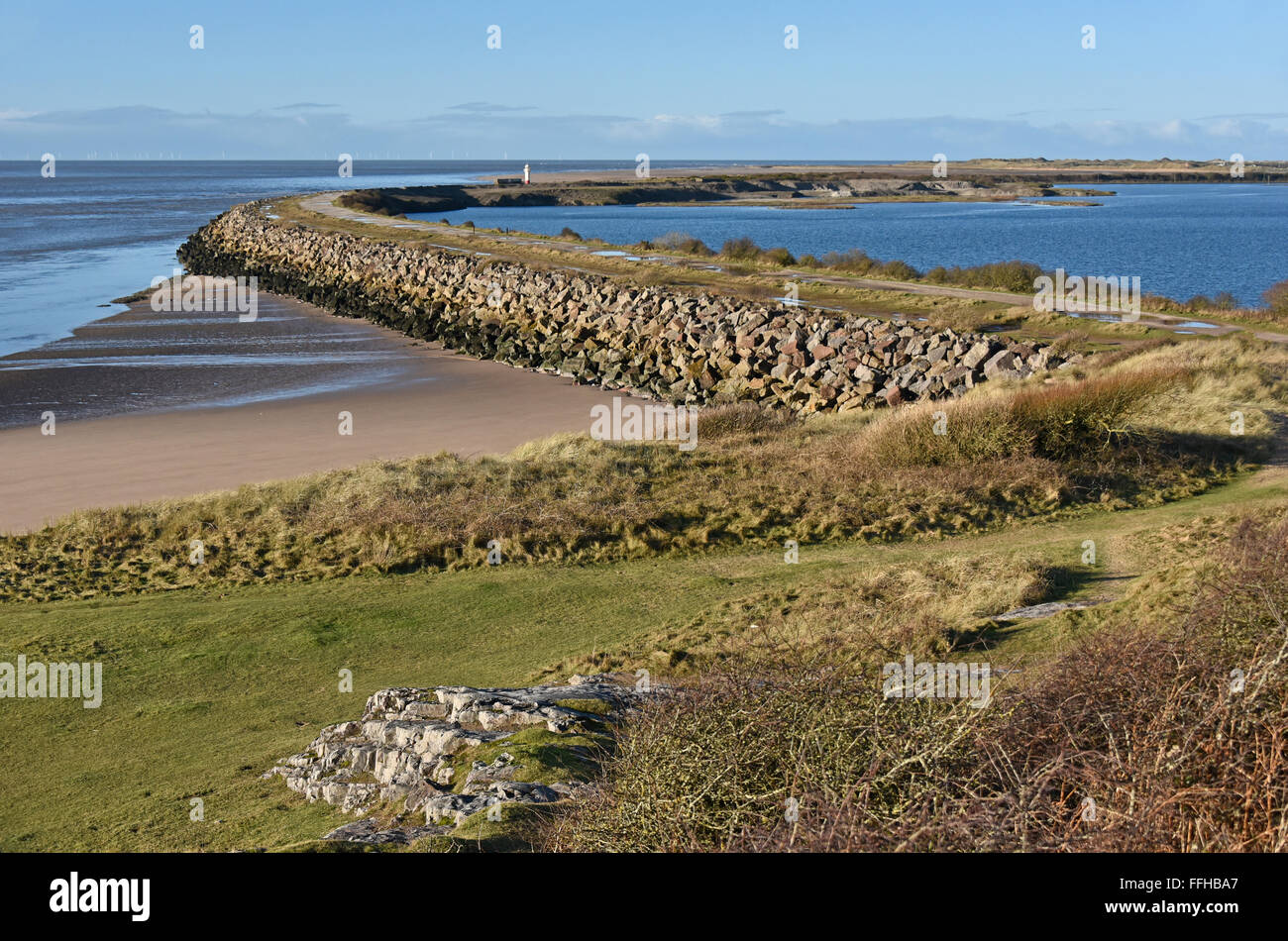 La barriera esterna a Hodbarrow racchiude una vasta laguna che viene ora riportata sopra per gli sport acquatici e la Royal Society per la Foto Stock