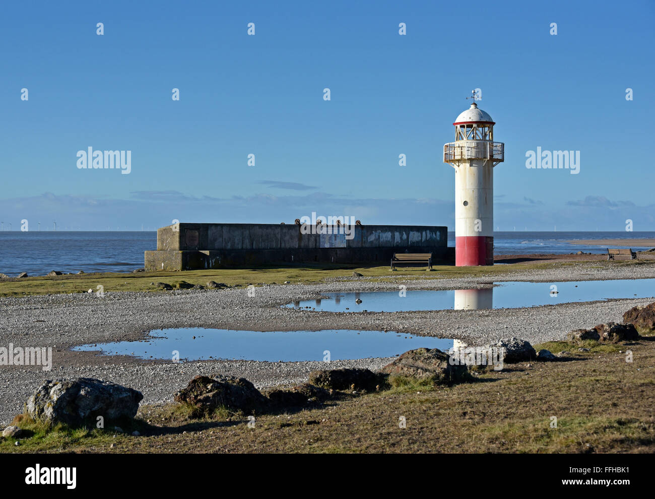 Il faro e la barriera esterna. Hodbarrow, Millom, Cumbria, England, Regno Unito, Europa. Foto Stock
